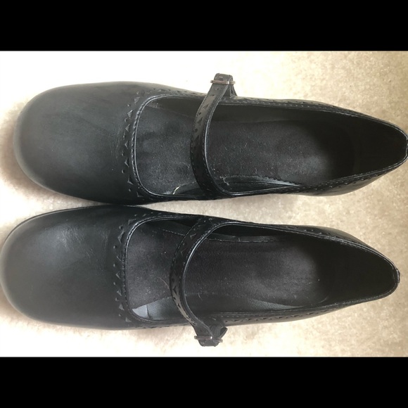 Low heal shoes - Picture 1 of 3